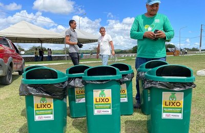 Semarh Penedo instala lixeiras em praças e logradouros da cidade