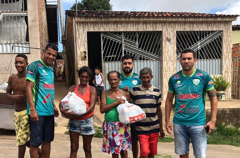 Jogadores do Coruripe doam cestas básicas para famílias carentes da cidade