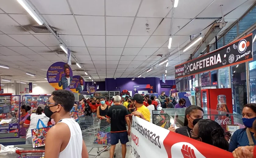 Movimento faz protesto em supermercado na Zona Norte do Recife