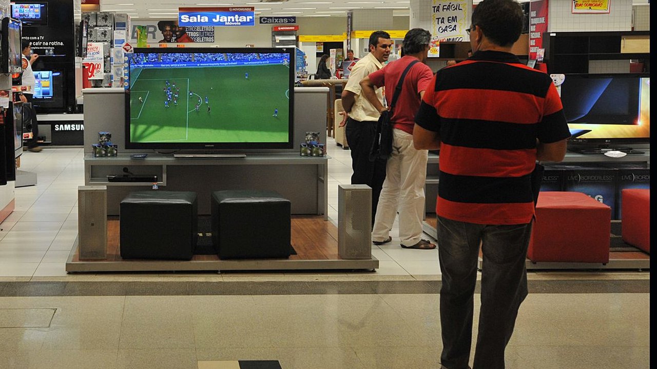 Vendas no comércio recuam 0,1% em junho, 3º mês seguido de queda