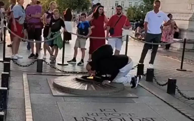 Homem é preso após acender cigarro em monumento em Paris