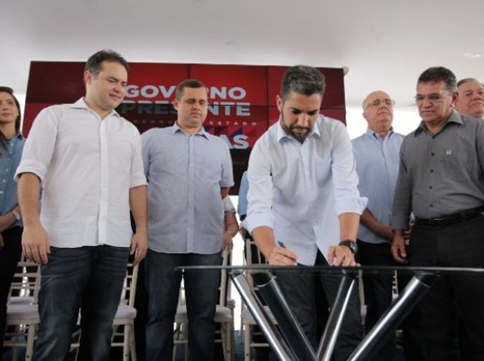Governador assina convênio para funcionamento do Juceal Express