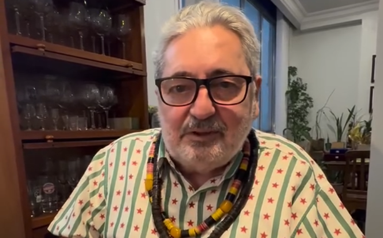 Moacyr Luz volta aos palcos depois de cirurgia contra o Parkinson