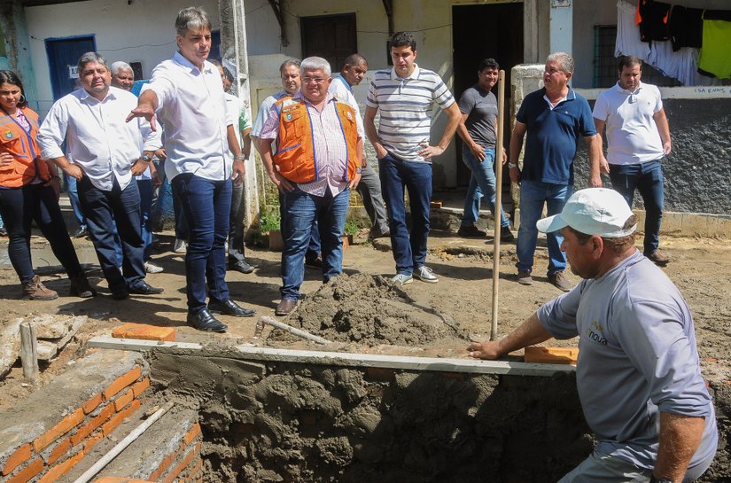 Prefeito Rui Palmeira vistoria obras de reurbanização na Grota da Moenda
