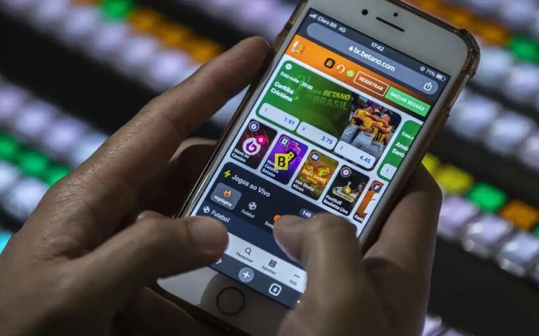 Brasileiros deixam de pagar aluguel por conta de apostas e jogos de azar online, mostra pesquisa