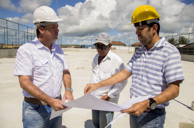 Cristiano Matheus vistoria obras do conjunto residencial Terra da Esperança