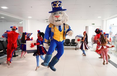 Artistas do Circo Kroner levam alegria e incentivam a doação de sangue no Hemoal