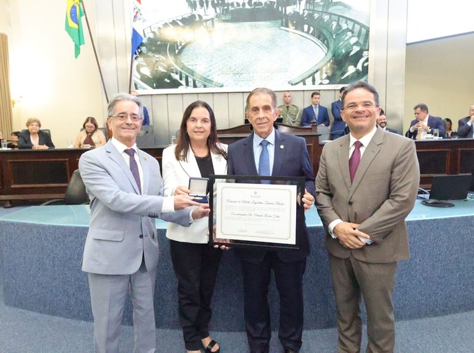 ALE concede Comenda Tavares Bastos ao desembargador Orlando Rocha Filho