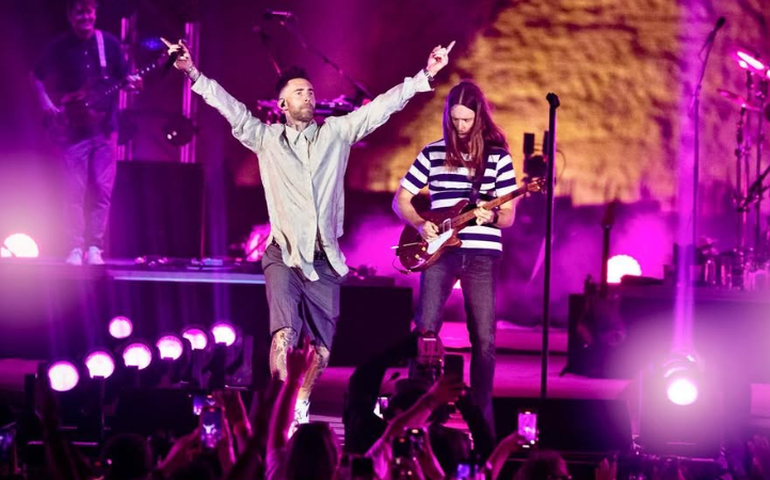 Adam Levine anuncia novo álbum e turnê do Maroon 5