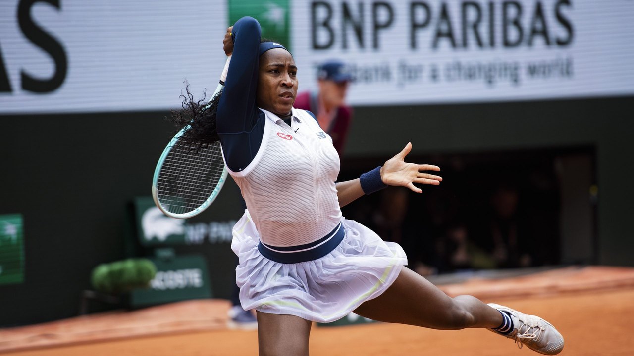 Gauff cai em Pequim e relata desgaste após ataques racistas; Swiatek avança