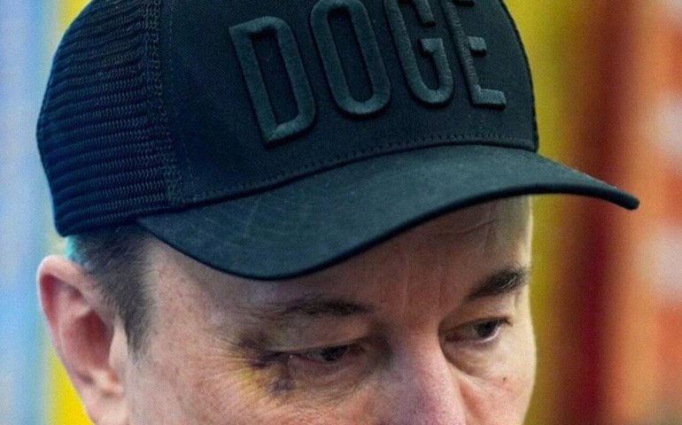 Musk aparece com hematoma no olho em cerimônia com Trump na Casa Branca