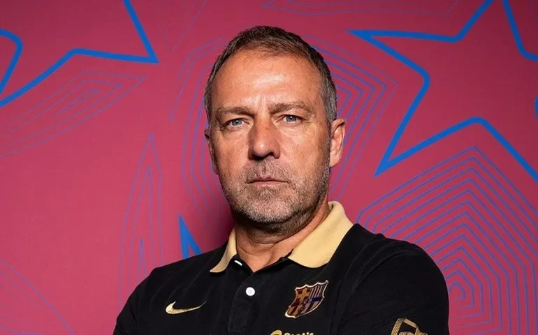 Flick se esquiva de responder sobre escalação irregular no Barcelona: 'Não está em minhas mãos'