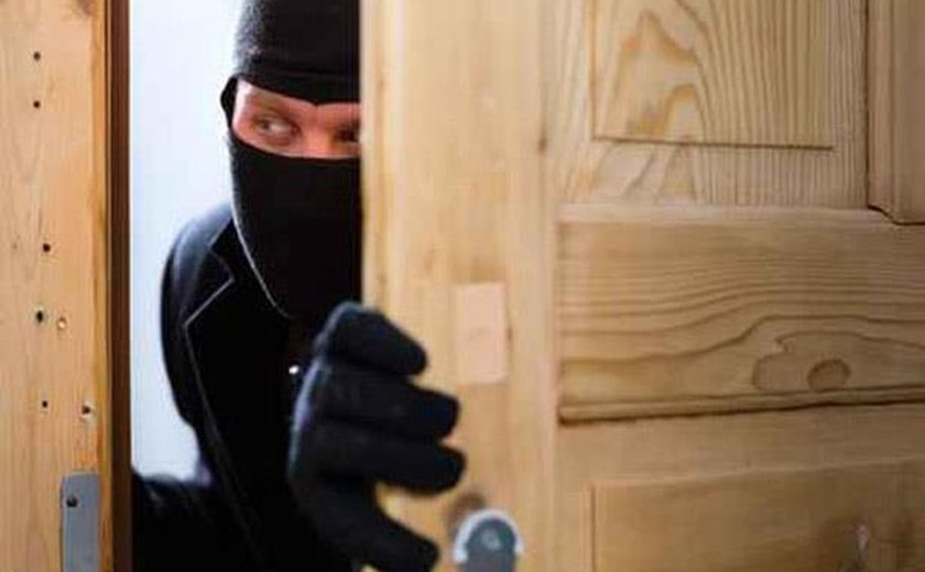 Homem com tornozeleira invade residência e é contido por vizinhos em Maceió