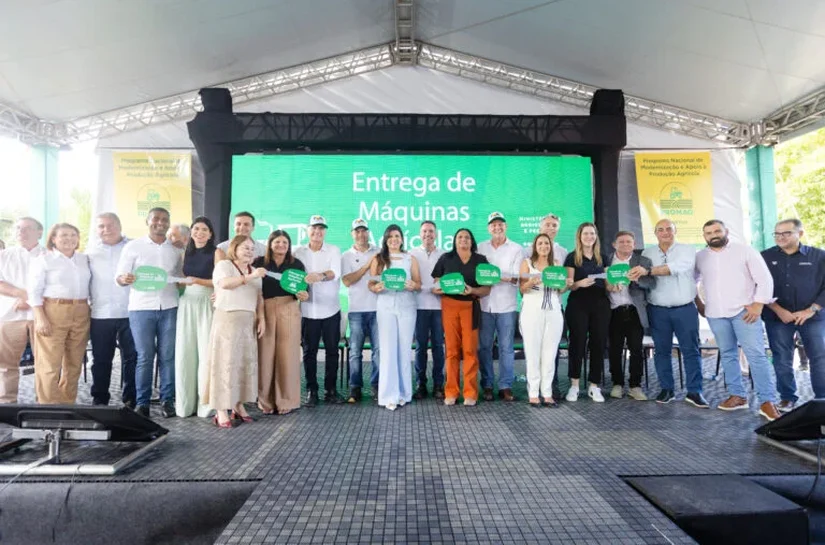 Prefeita de Novo Lino representa AMA em entrega de equipamentos da agricultura