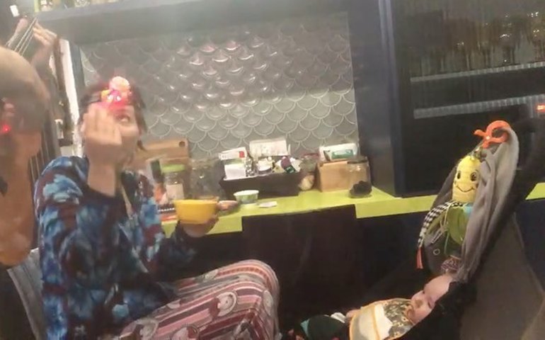 Leticia Colin e Michel Melamed encantam a internet com música ao alimentar filho