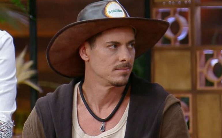 'A Fazenda': Sacha sugere que Sidney tem 'paixão platônica' por ele em formação da roça
