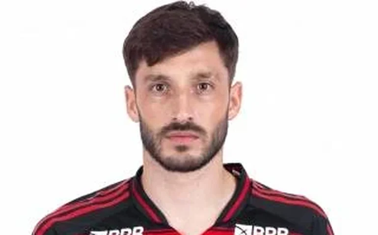 Lateral ex-Flamengo e Palmeiras termina jogo como goleiro em vitória do River Plate