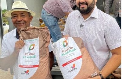 Prefeito de Piranhas entrega sementes nos assentamentos Margarida Alves e Antônio Conselheiro