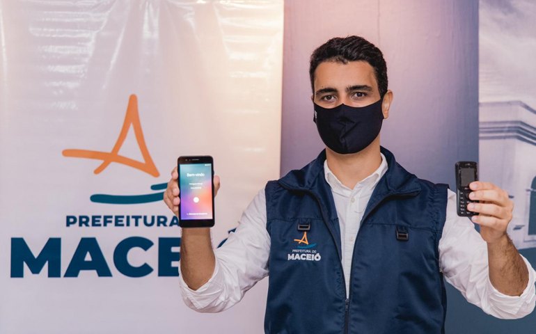 Prefeito JHC entrega celulares para conselheiros e modernização chega aos Conselhos Tutelares 