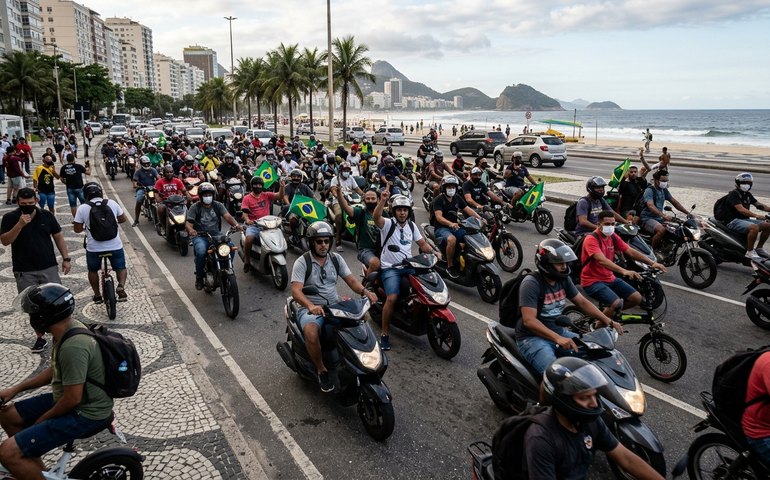 Condutores de autopropelidos fazem manifestação em Copacabana contra decreto da prefeitura