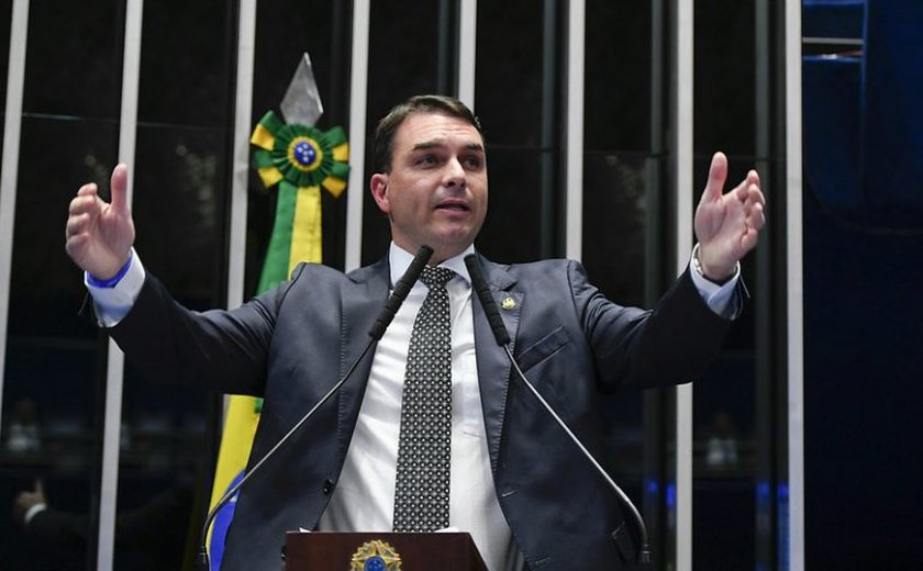 ‘Vamos erguer a cabeça e não vamos desistir do nosso Brasil’, diz Flávio Bolsonaro