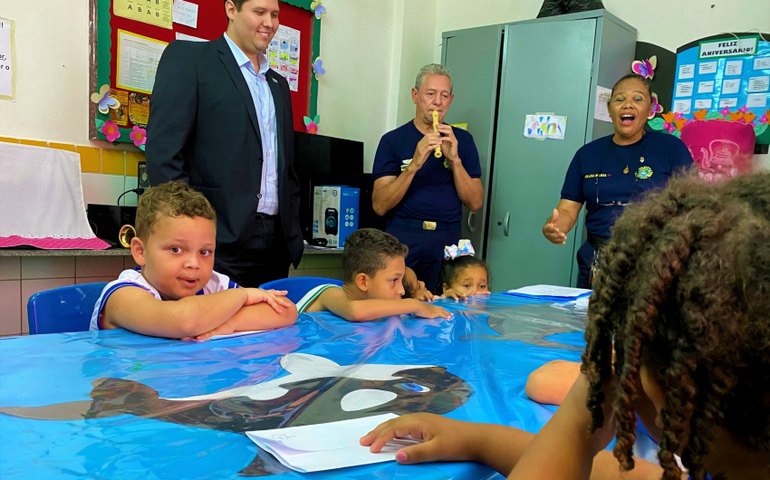 Em projeto pioneiro, Banda da Guarda Municipal leva aulas de canto para creche municipal
