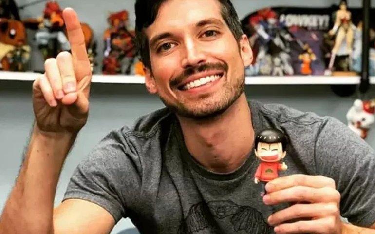 Dublador americano de &#8216;Pokémon&#8217; morre de câncer de cólon aos 35 anos