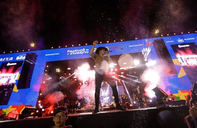 Natanzinho Lima encerra Festival de Inverno de Palmeira com grande show na Estação Ferroviária