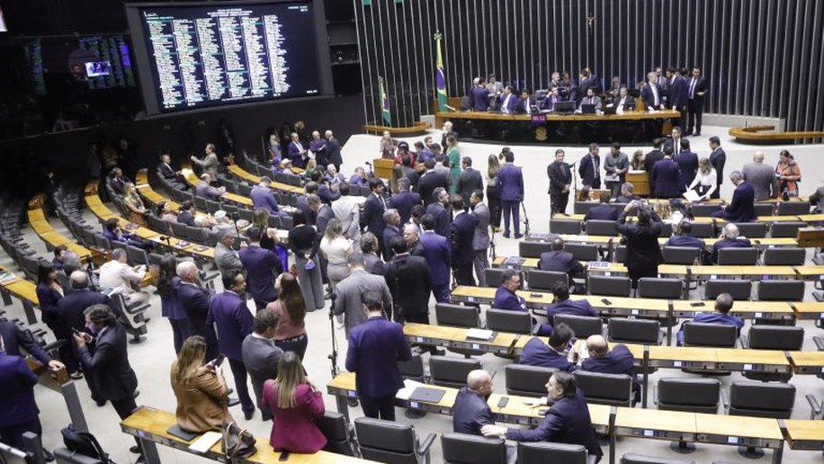 Governistas criticam TCU por suspender recursos do Pé-de-Meia; oposição quer CPI
