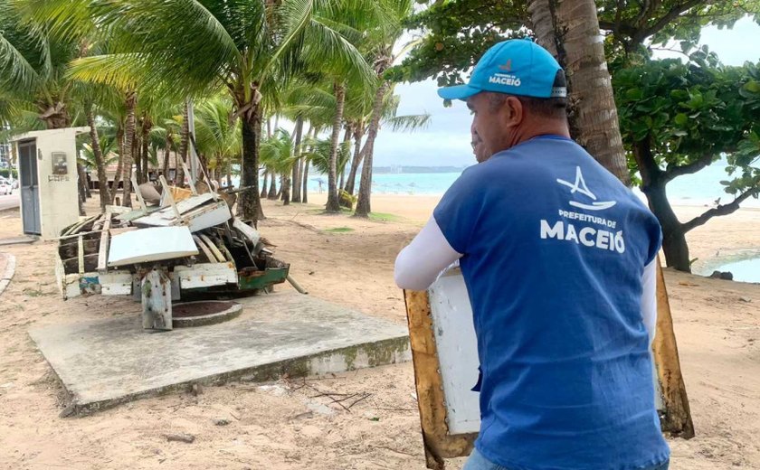 Operação recolhe jangadas abandonadas e 80 toneladas de entulhos na orla