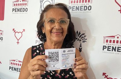 Penedo inicia entrega da carteira que garante transporte gratuito intermunicipal para pessoa idosa