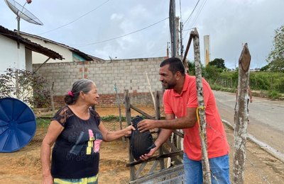 Vereador Nego das Brenhas realiza entrega de peixes em Santana do Mundaú  