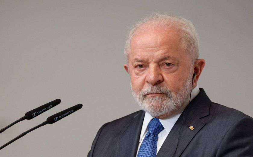 Lula aparece em vídeo com o braço enfaixado após se machucar em agenda no interior da BA