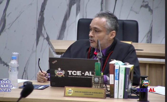 O conselheiro Anselmo Brito durante plenária do Tribunal de Contas de Alagoas