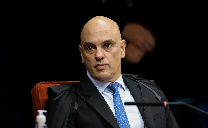 Moraes alerta Bolsonaro sobre risco de prisão por descumprir medidas