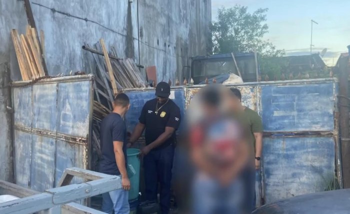 Policiais prendem dois homens em imóvel onde o combustível era comercializado