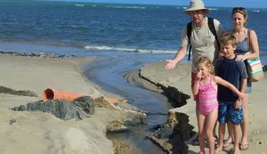 Esgoto a céu aberto contrasta com discurso turístico e expõe crise na orla de Maceió