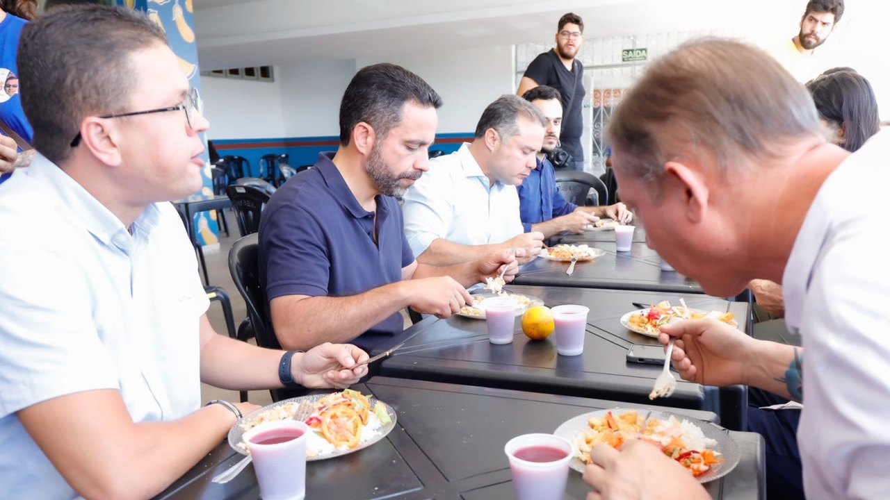 Paulo Dantas almoça no Restaurante Popular e garante três novas unidades