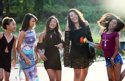 Meninas que moram em abrigos em Murici ganham ensaio fotográfico 