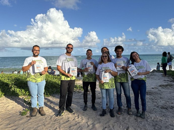 Autarquia de Limpeza Urbana participa de soltura de tartarugas na Praia de Guaxuma