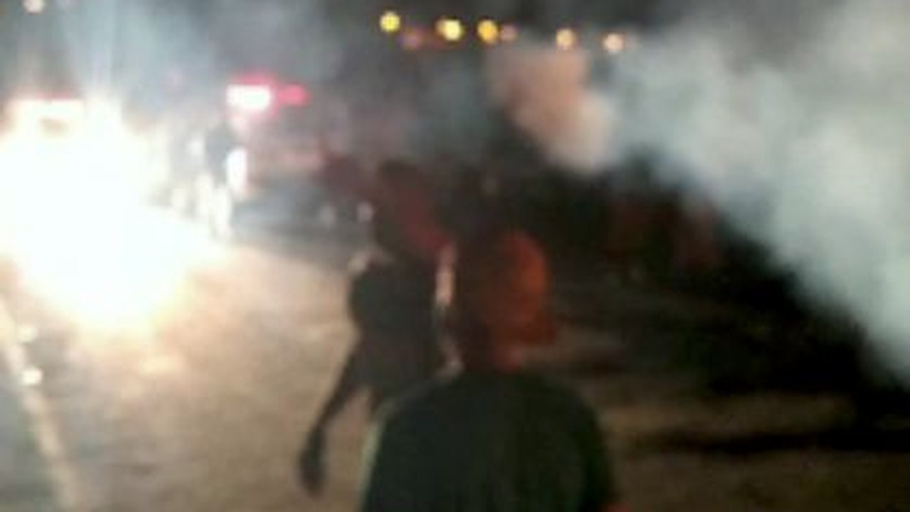 Após quatro dias no escuro, moradores de São Paulo fecham via com fogo em protesto contra falta de luz