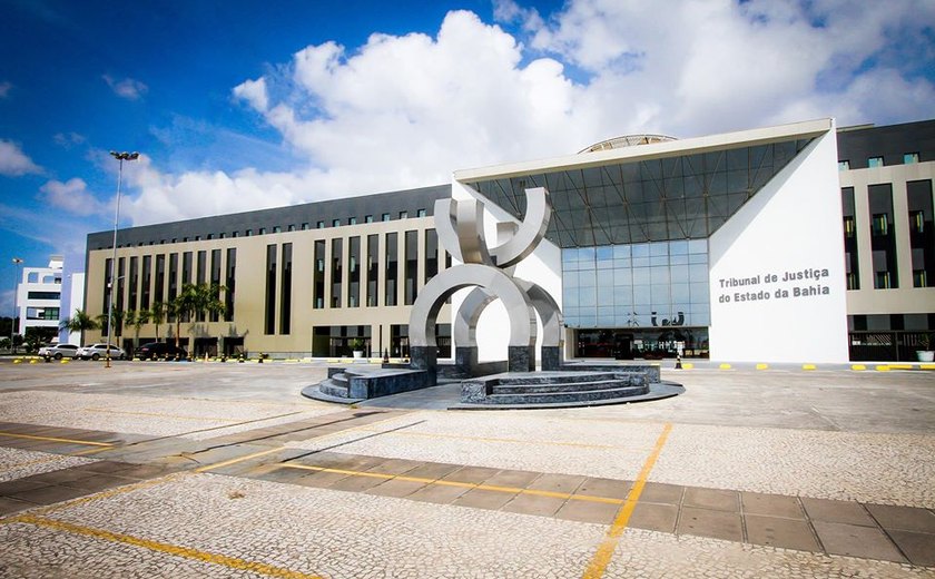 Justiça manda universidade contratar 1ª colocada no lugar de negra aprovada no sistema de cota
