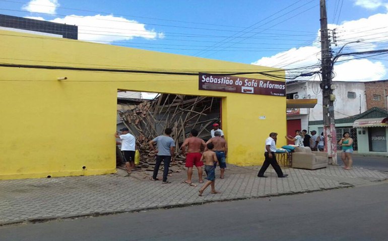 Cinco pessoas ficam feridas após desabamento de teto de loja em Palmeira dos Índios