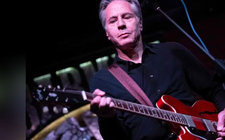 Secretário de Estado dos EUA toca guitarra em bar da Ucrânia e vira alvo de críticas: 'inadequado'