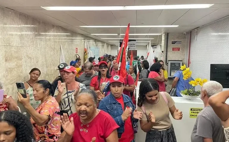MST ocupa Superintendência do Incra em São Paulo