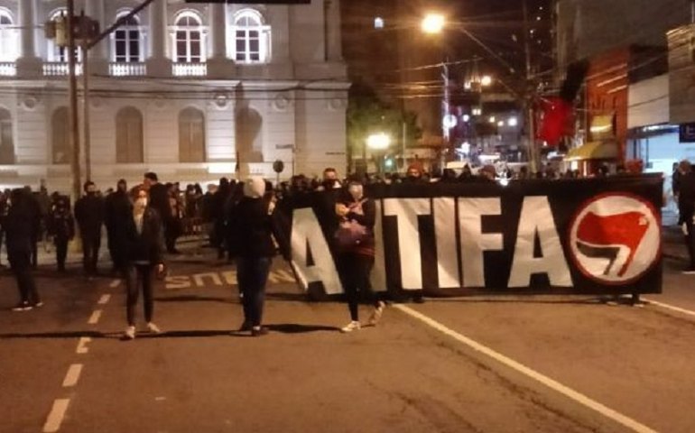 Protesto antifascista em Curitiba termina em confronto com a PM