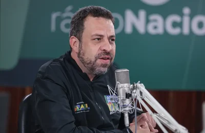 Acabar com a escala 6x1 é prioridade do governo, afirma Boulos