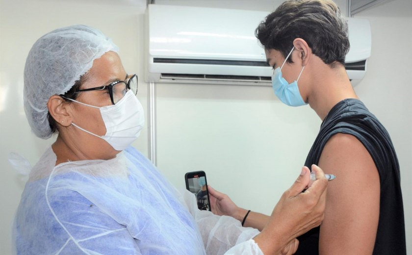 Alagoas já vacinou mais de 50% dos adolescentes com a primeira dose da vacina contra a Covid-19