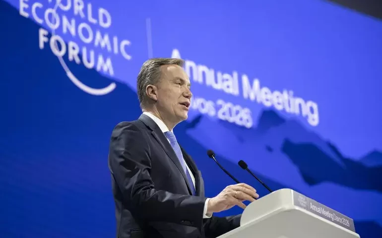 Presidente do Fórum de Davos renuncia por ligação com Epstein