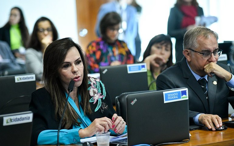 CE aprova instalação obrigatória de internet em escolas